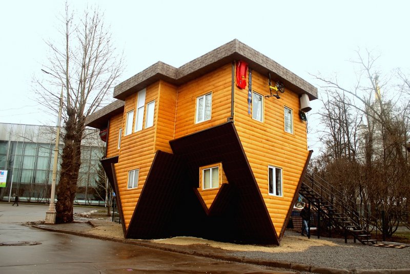 Перевёрнутый дом в Москве