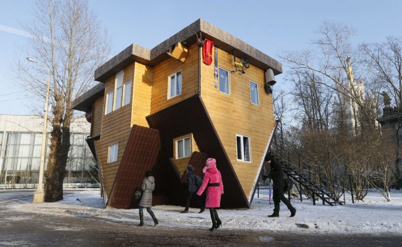 Дом перевертыш в Санкт-Петербурге