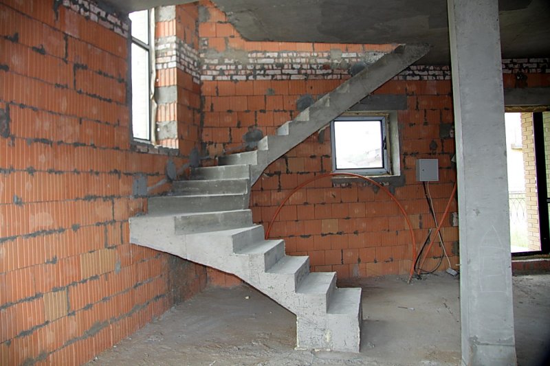 Монолитные лестничные марши в частном доме