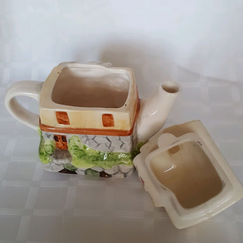 Чайник c кроликом фарфоровый