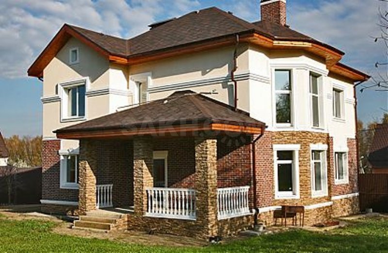 Крыльцо с кирпичной стенкой
