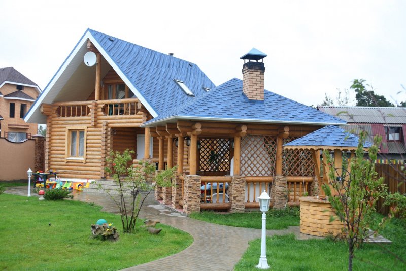 Деревянный дом с синей крышей