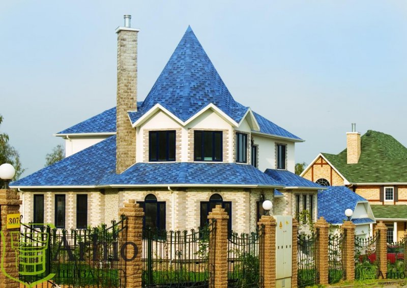 Кирпичный дом с синей крышей