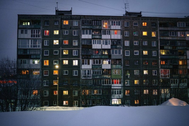 Многоэтажный дом ночью