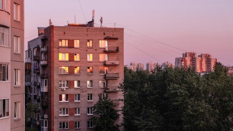 Вид из окна на панельный дом