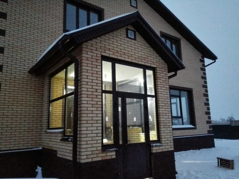 Тёмные окна в частном доме