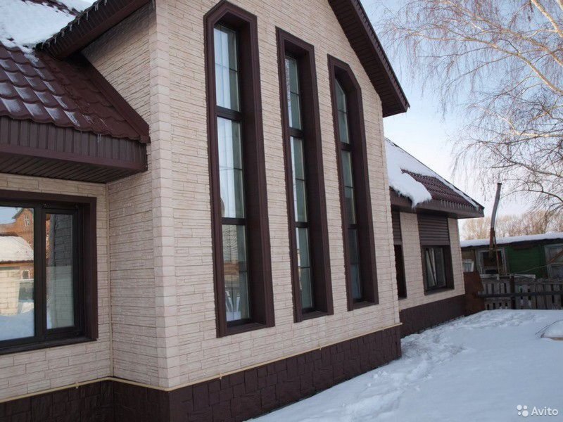 Отделка дома с коричневыми окнами