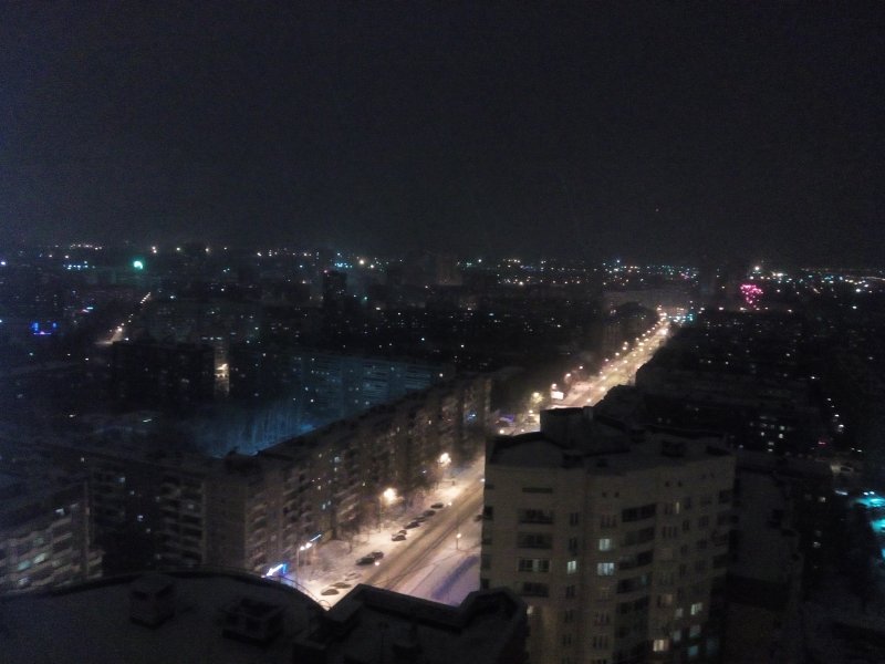 Вид с крыши дома вниз ночью