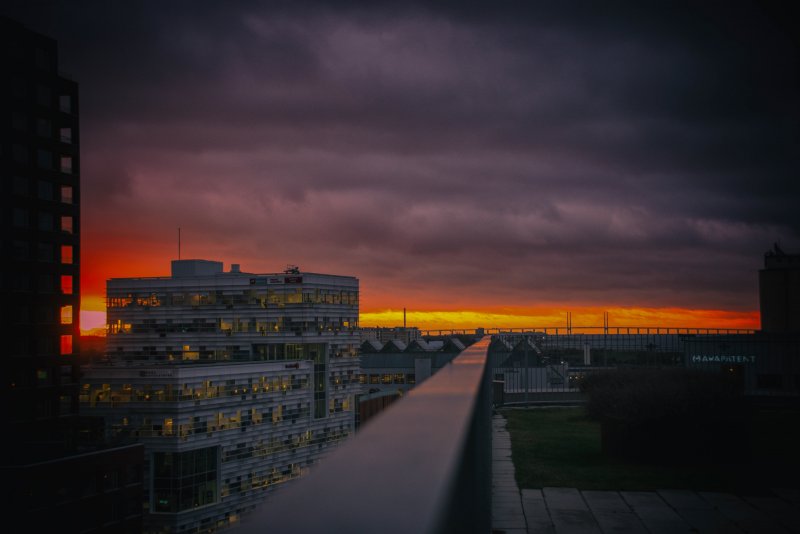 Закат на крыше многоэтажки