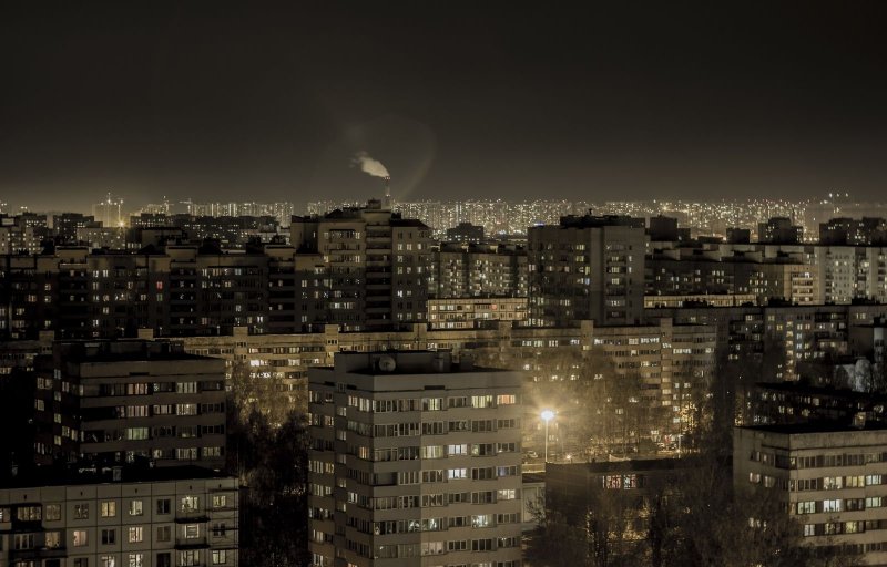 Крыша многоэтажки ночью