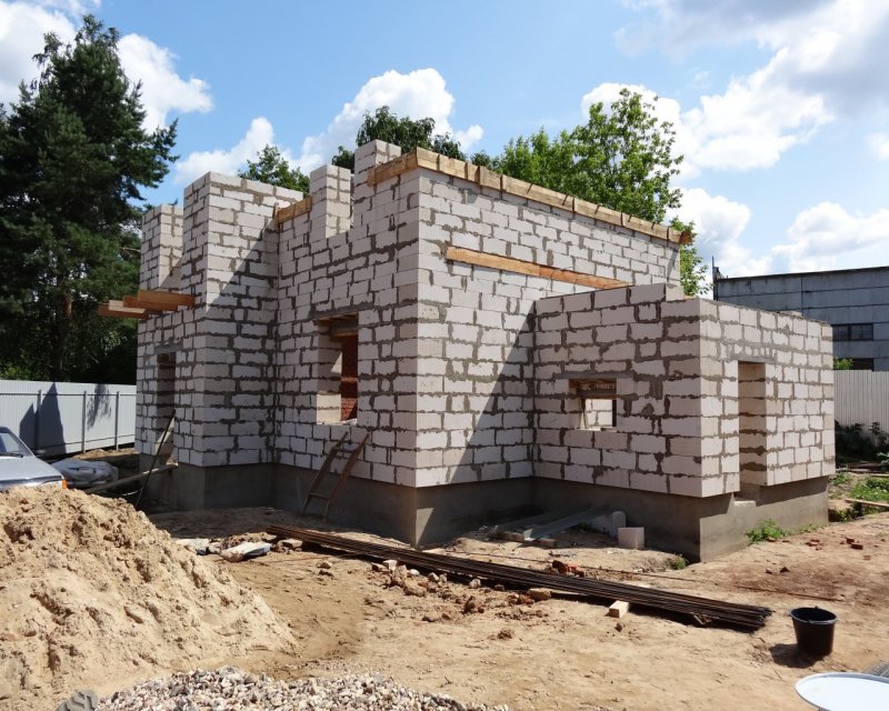 Дом из газобетона строится