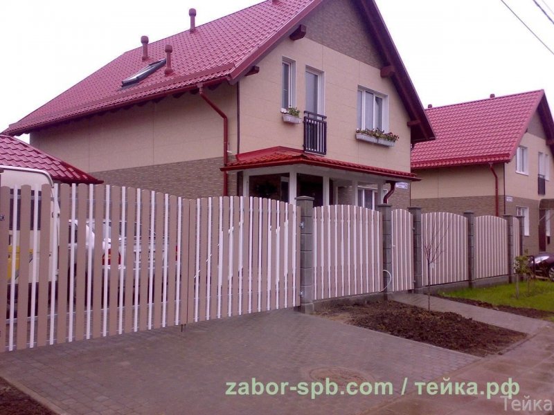 Дом огорожен забором