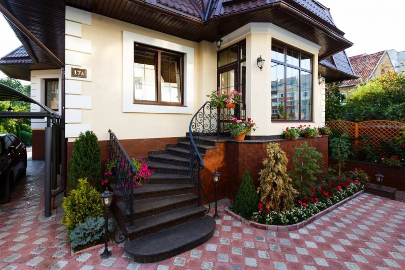 Крыльцо загородного дома