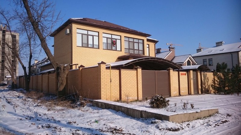 Дом 2 этажный кирпичный зимой