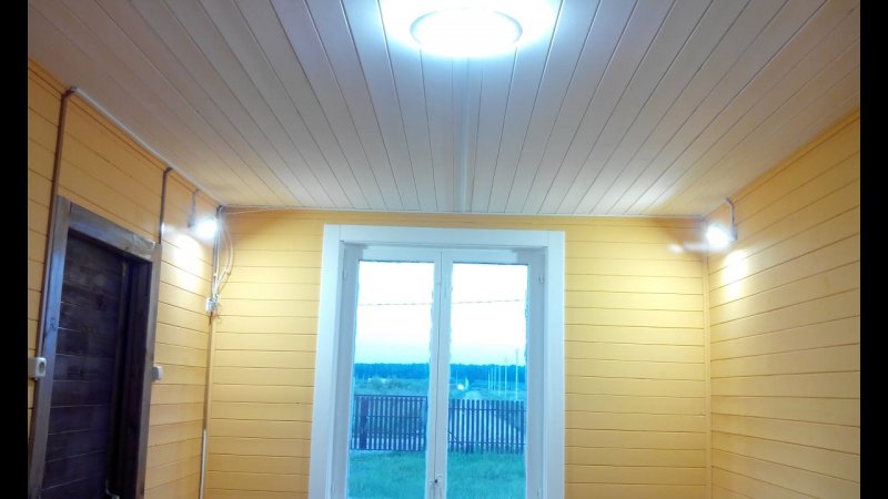 Потолок из крашеной вагонки