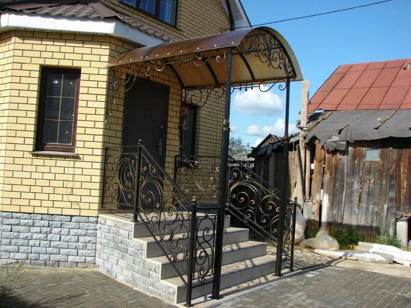 Крыльцо из металла с плиткой
