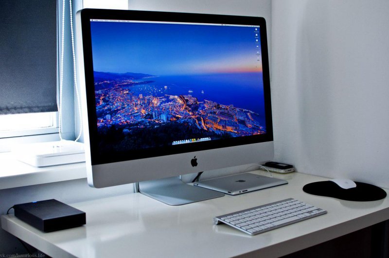 Apple IMAC на столе