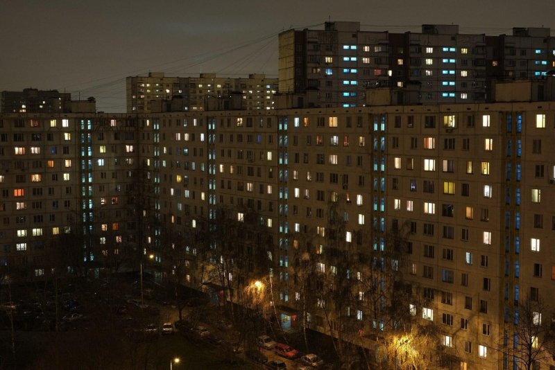 Панельный дом вечером