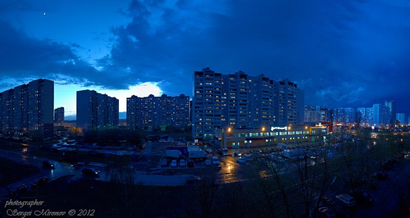 Вид ночного города из окна