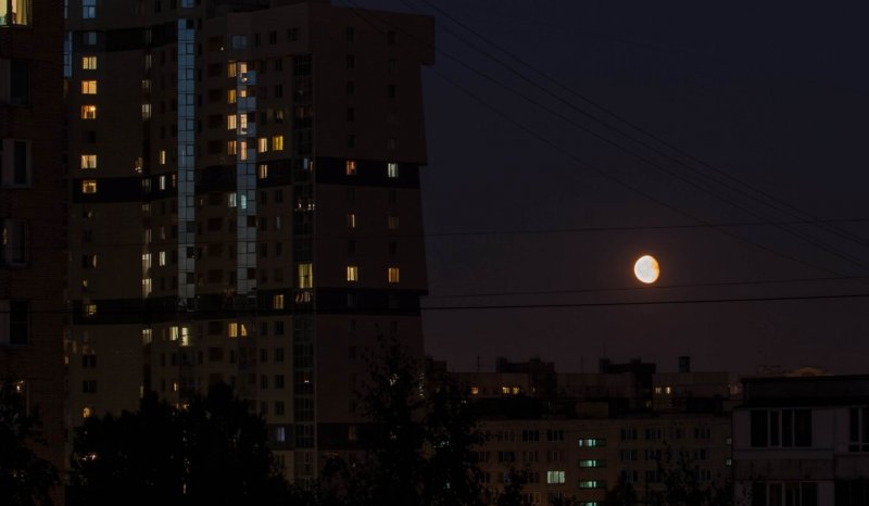В ночные окна вглядываюсь я