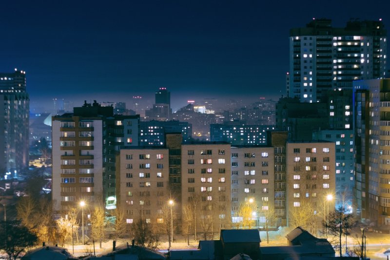 Многоэтажный дом ночью