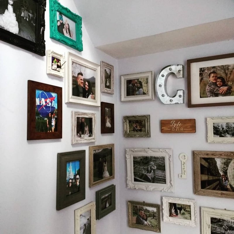 Украсить стену фотографиями