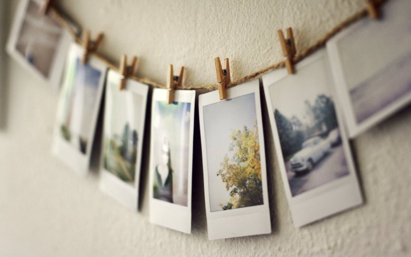 Украсить стену фотографиями