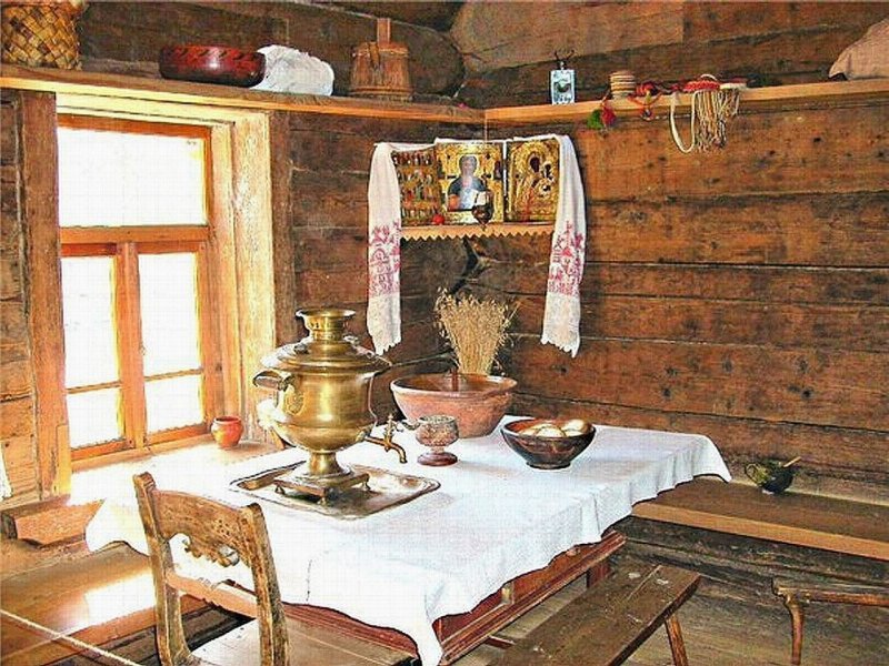 Русская изба внутри красный угол