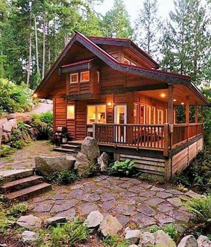 Дачный домик с ломаной крышей