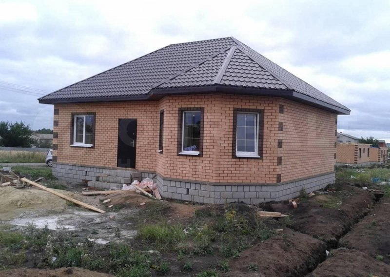 Одноэтажный дом из красного кирпича