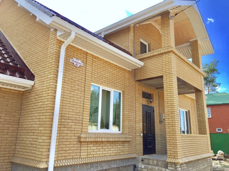 Красивый дом из желтого кирпича