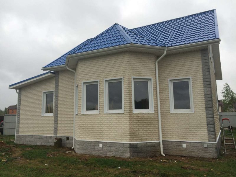 Отделка домов с синей крышей