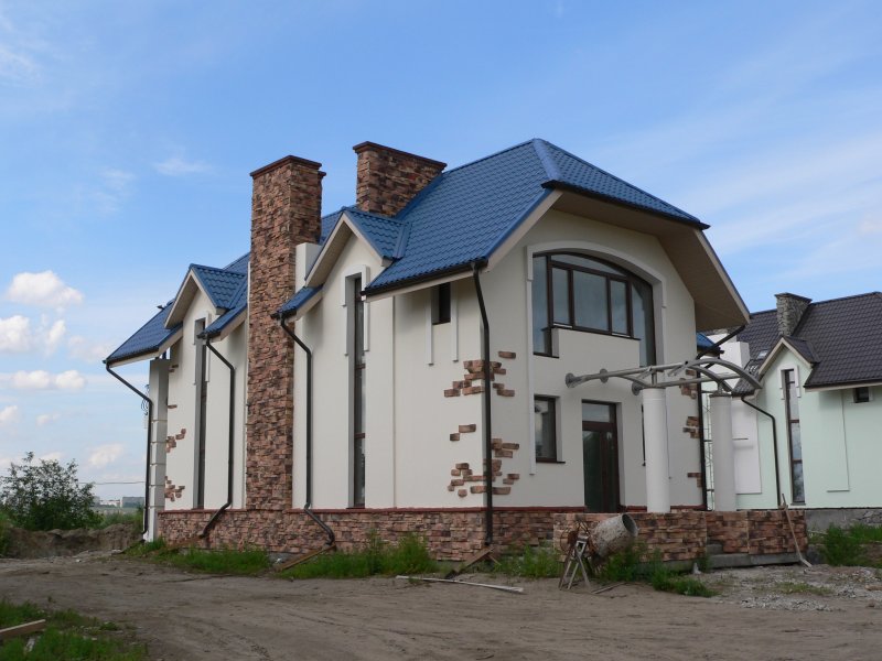 Частный дом с синей крышей