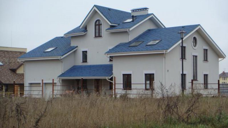 Дом с синей крышей декоративная штукатурка