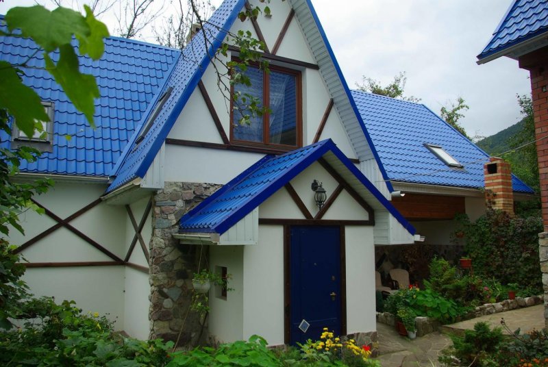 Белый дом с синей крышей