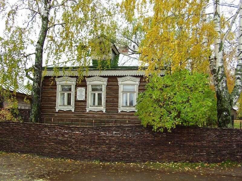 Дом в деревне осенью