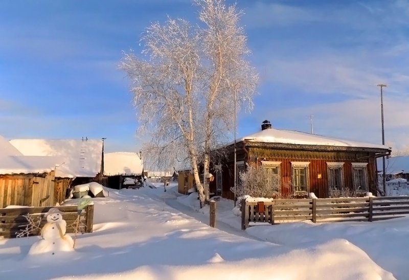 Родной дом в деревне зимой