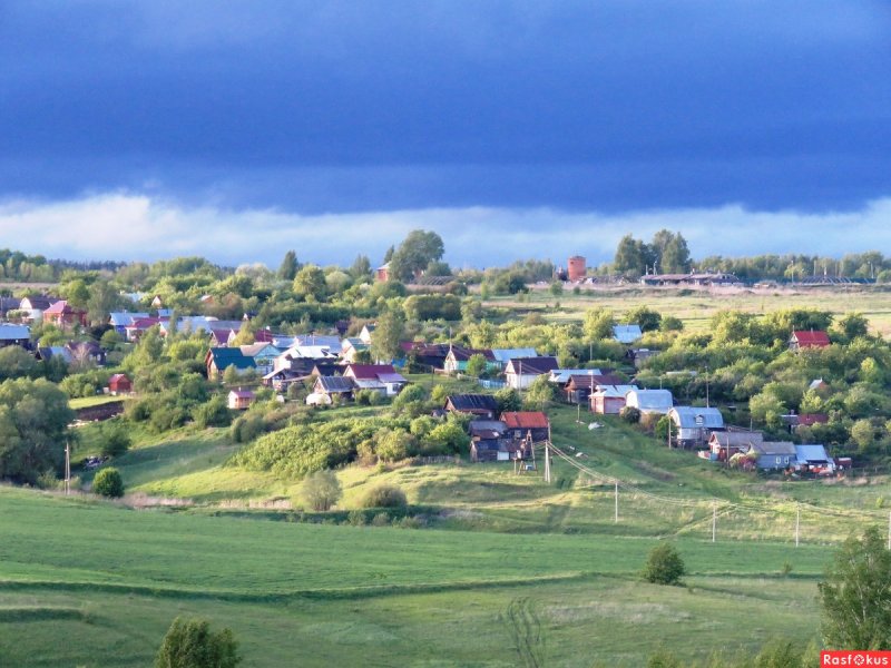 Домик в деревне у реки
