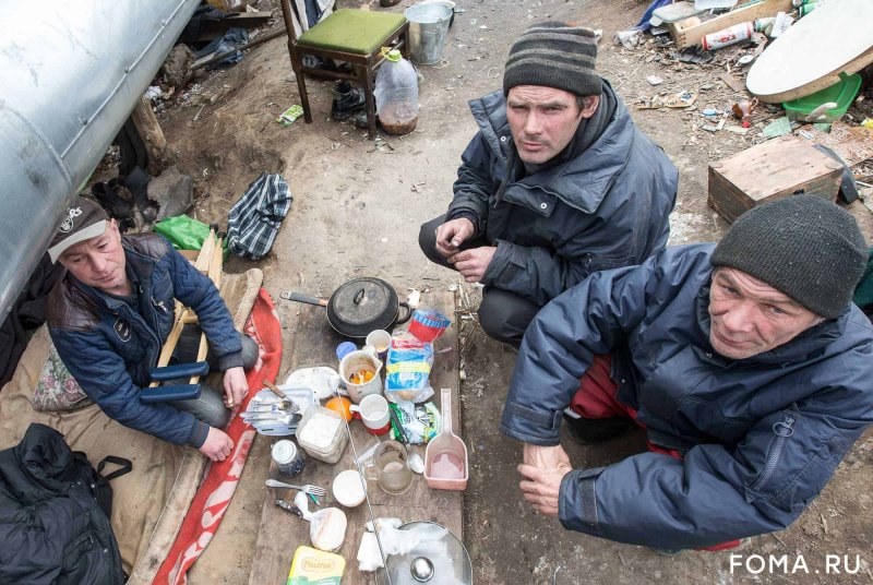 Бомжи в расселенном доме