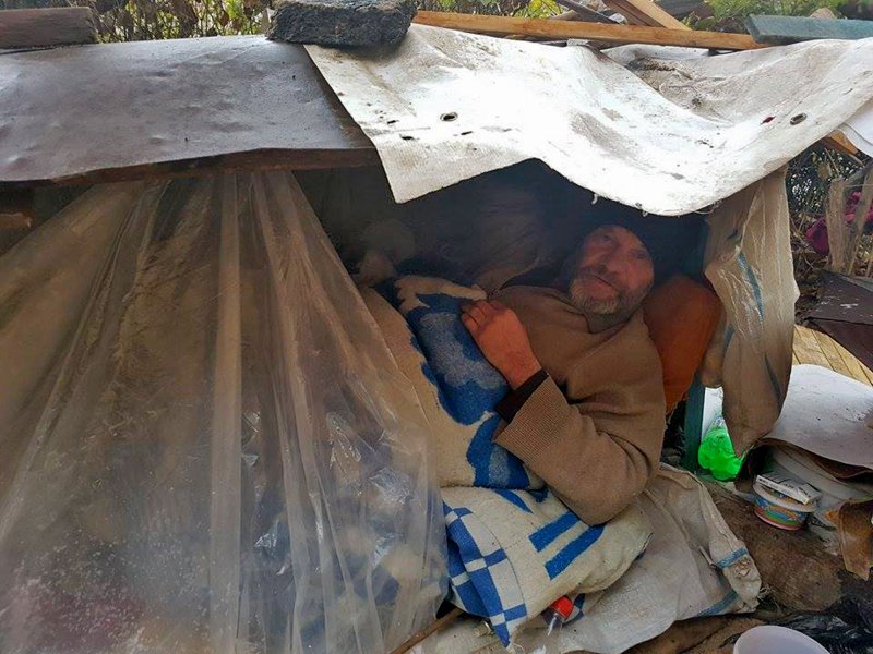 Мужик на заброшенной даче