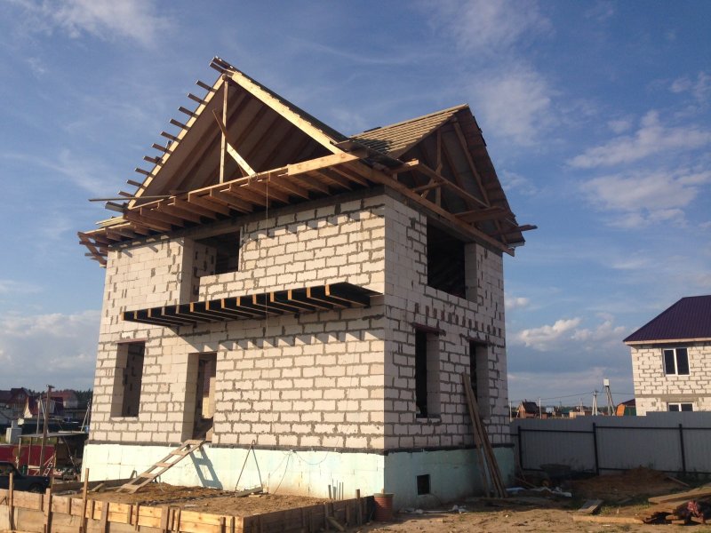 Дома из газобетона с балконом