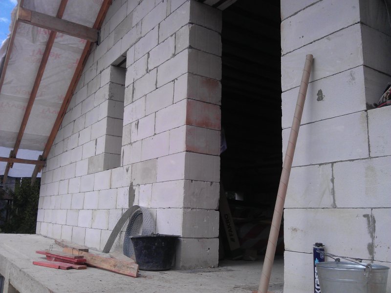 Дом из газоблока с балконом