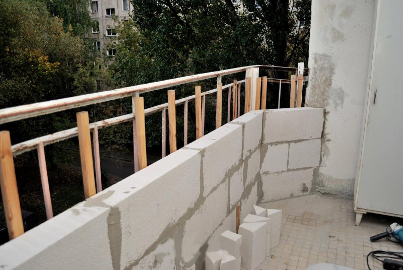 Дом с двускатной крышей и балконом