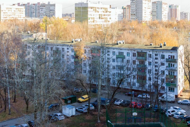 Старые зеленые панельные дома