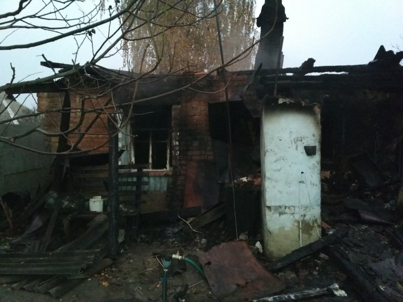 Сгоревшие дома в деревне
