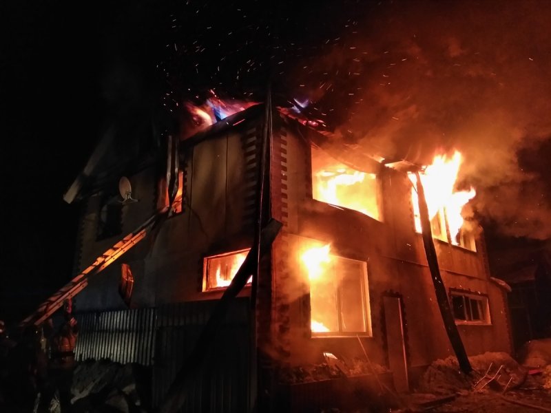 Пожарный в горящем доме