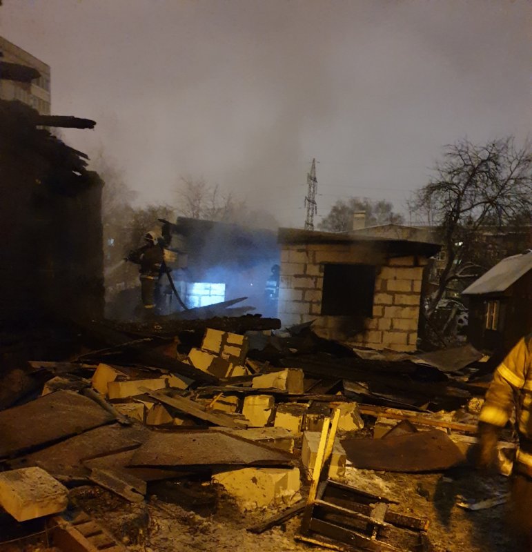 Деревянный дом в огне