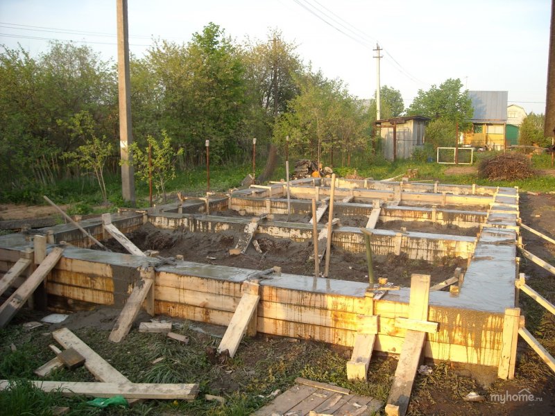 Коровник из шпал