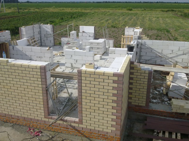 Дом из кирпича и газоблока