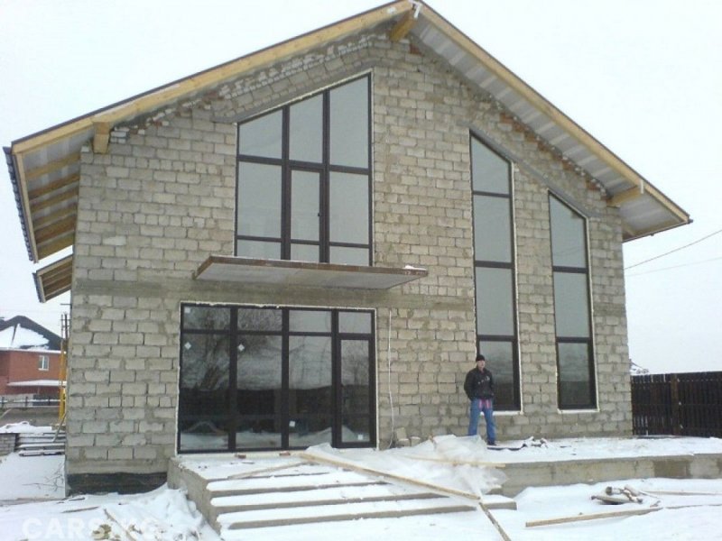 Дом из газобетона с большими окнами